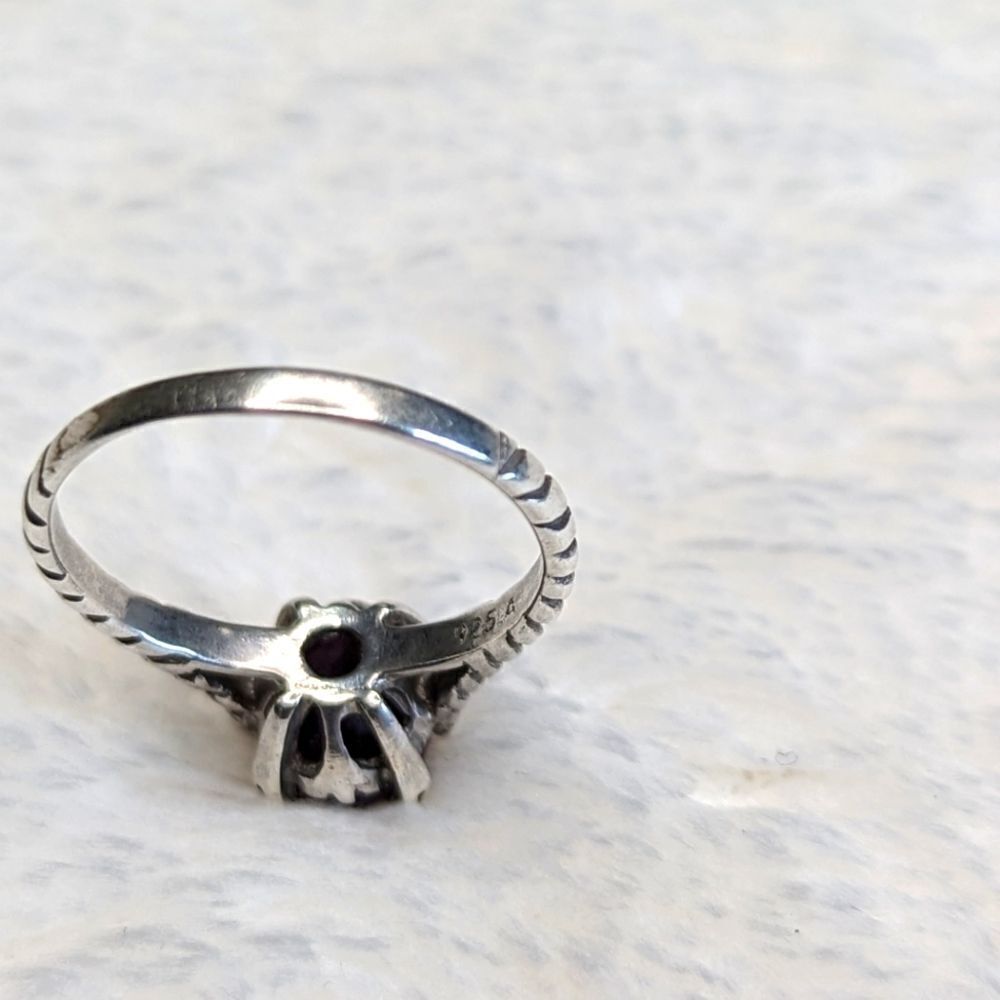 Vintage Sterling Silver and Oval Sapphire Ring w/ Rope Detailing the Band - Picture 6 of 9